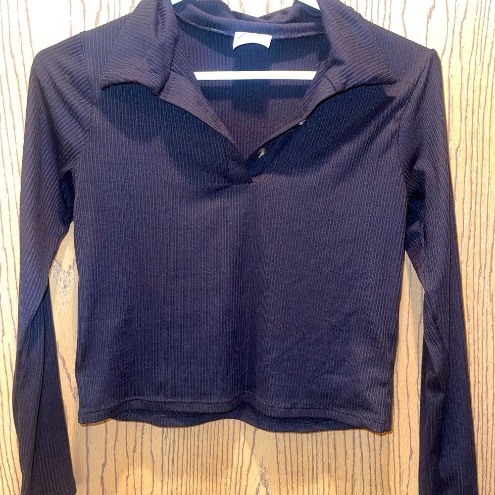 Super cute black cropped collared shirt